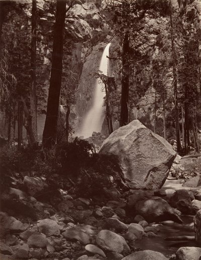 Queda de Yosemite Inferior, 1.600 pés, ca. 1872, impresso ca. 1876. de Carleton E. Watkins.