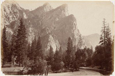 Os Três Irmãos, 4,480 pés, Yosemite Valley de Carleton E. Watkins