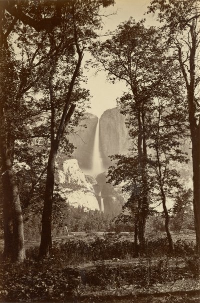 Yosemite Falls, 2634 pés. de Carleton E. Watkins