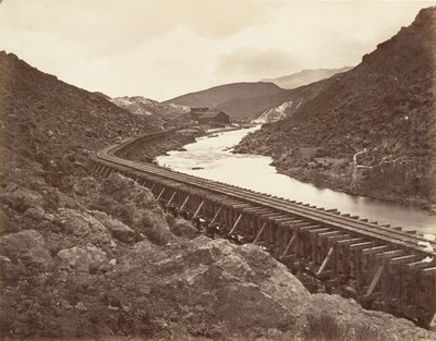 Eureka Quartz Mill and Flume, Nevada, 1875, impresso ca. 1876. de Carleton Emmons Watkins