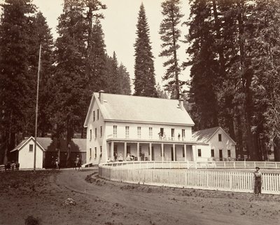 Mammoth Grove Hotel, c. 1872, impresso ca. 1876. de Carleton Emmons Watkins
