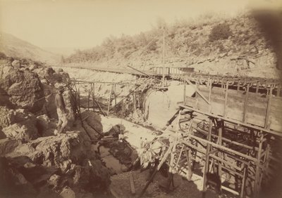 Colocação no elevador, Golden Feather, Oroville, 1891 (foto) de Carleton Emmons Watkins