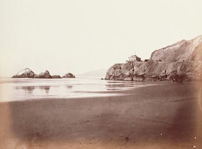 [A casa da falésia vista da praia] de Carleton Watkins