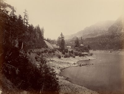 [A Casa do Bloco do Meio, Rio Columbia] de Carleton Watkins