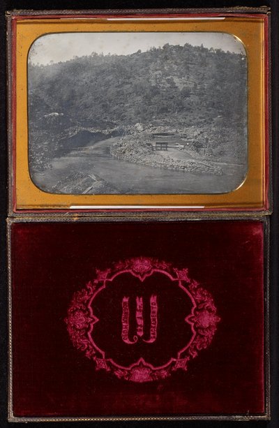 Sem título (cena de mineração em rio) de Carleton Watkins