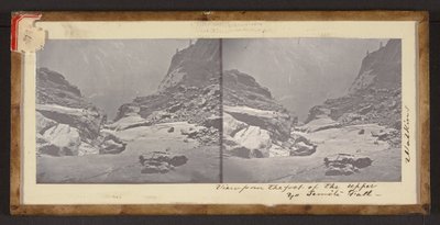 Vista do sopé da cachoeira Upper Yo Semite de Carleton Watkins