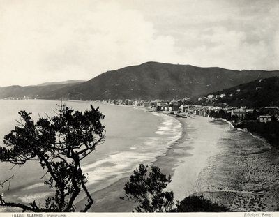 Trecho da praia em Alassio, c.1890 (foto a p/b) de Carlo Brogi
