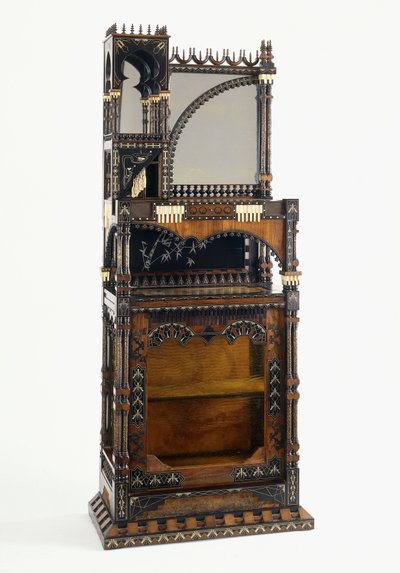 Um aparador alto de forma assimétrica de Carlo Bugatti