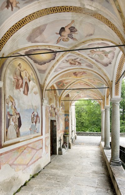 Vista dos frescos e do pórtico, Igreja de Santi Nazaro e Celso, Lanzo D