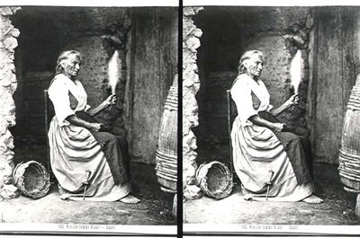 Old Woman Spinning, Capri, c.1865 (foto a p/b) de Carlo Naya