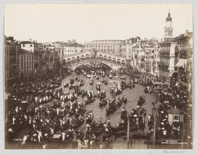 Regata de gôndolas no Grande Canal em Veneza, junto à Ponte de Rialto de Carlo Naya