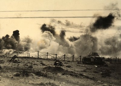 SEGUNDA GUERRA MUNDIAL: Soldados alemães avançam para as linhas britânicas em Tobruch, Líbia (foto a p/b) de Carlo Salvatori