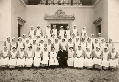 Foto de grupo de uma enfermeira psiquiátrica durante a Primeira Guerra Mundial de Carlo Wulz