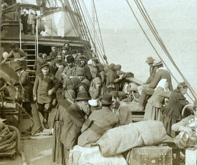 Peregrinos russos a Jerusalém a bordo de um navio no porto de Beirute de Carlton Harlow Graves