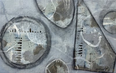 Formas cinzentas texturizadas de Carolina Gårdheim