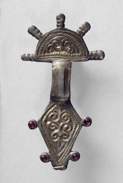 Broche de Cabeça Irradiada, de Marchelepot, Somme, provavelmente Carolingian, séc. XV-10 (liga de cobre dourada) de Carolingian School