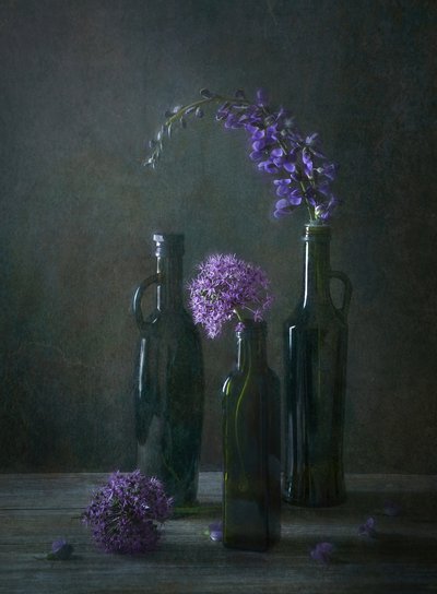 Garrafas com motivos florais da Moody de Catherine Wang