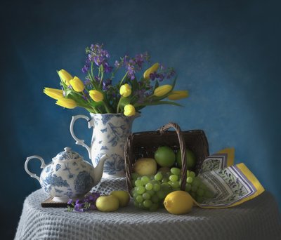 Tulipas da primavera e fruta fresca de Catherine Wang