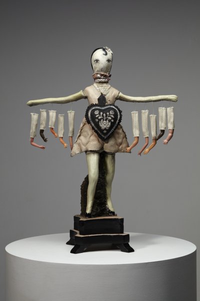 Coração Negro, 2013 (madeira, barro, tecido, tinta, peças de bonecas) de Cathie Pilkington
