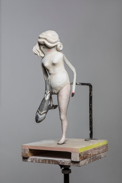 Degas Doll 2, 2017 (resina pintada, aço, madeira) de Cathie Pilkington