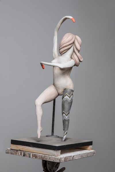 Degas Doll 4, 2017 (resina pintada, aço, madeira) de Cathie Pilkington