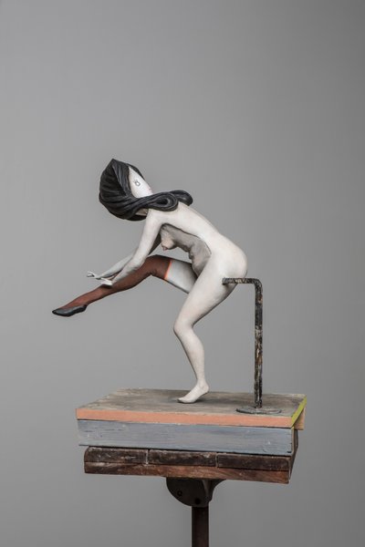 Degas Doll 5, 2017 (resina pintada, aço, madeira) de Cathie Pilkington