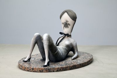 Almofada Dirty Love, 2014 (tecido, barro, tinta sobre granito) de Cathie Pilkington