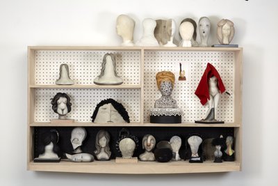 Head Case, 2016 (gesso, madeira, couro, cobertor, feltro, tinta a óleo, tecido, espelhos, painel de fixação, MDF) de Cathie Pilkington