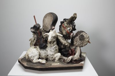 Help Is On Its Way, 2010 (madeira, gesso, barro, tecido, tinta) de Cathie Pilkington
