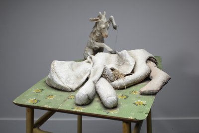 Mãe, 2010 (madeira, manta, palha, barro, linóleo, aço, tinta) de Cathie Pilkington