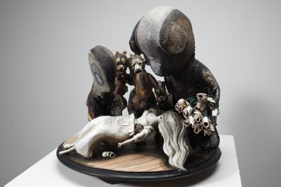Branca de Neve, 2010 (madeira, linóleo, gesso, barro, tecido, tinta) de Cathie Pilkington