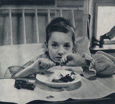 Uma criança pequena que respira levemente e sente sua vida em todos os membros, o que deveria saber de Cecil Beaton