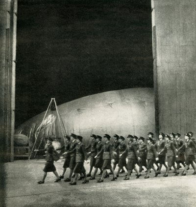 Em um centro de balão, c1943. de Cecil Beaton