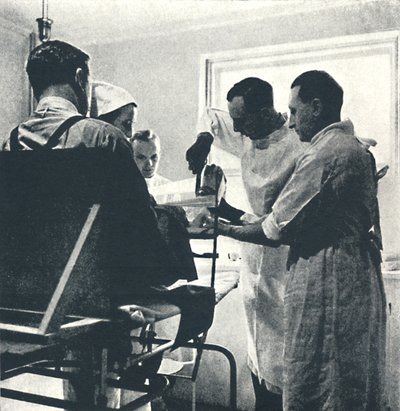 Hospital convalescente - tornozelo danificado, 1941 de Cecil Beaton