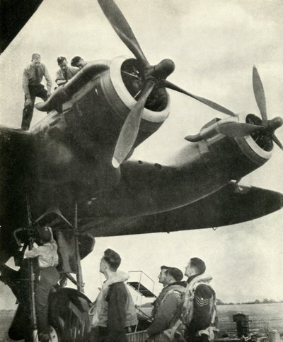 Tripulações e equipe de terra, c1943. de Cecil Beaton