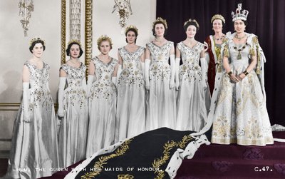 HM rainha Elizabeth II com suas damas de honra, A coroação, 2 de junho de 1953 de Cecil Beaton
