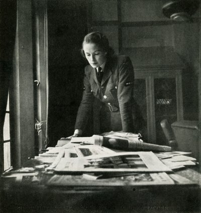 Na sala de leitura, c1943. de Cecil Beaton