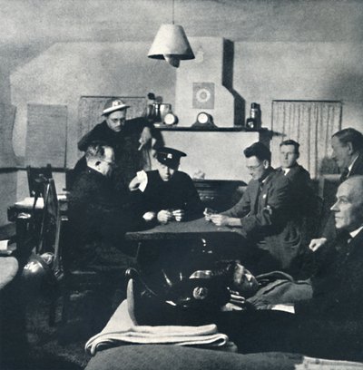Vigília noturna: o esquadrão do fogo relaxa, 1941 de Cecil Beaton