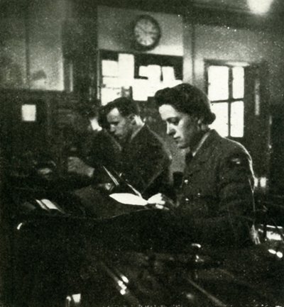 Em serviço de sinais, c1943. de Cecil Beaton