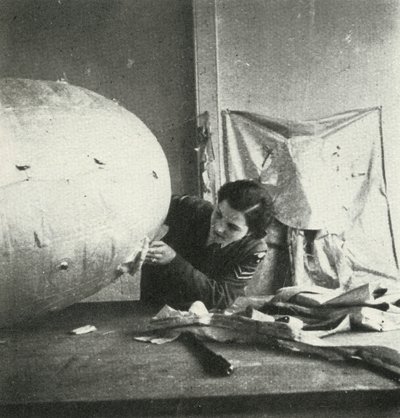 Reparando balões de barragem, c1943. de Cecil Beaton