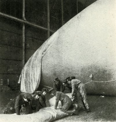 Reparando balões de barragem, c1943. de Cecil Beaton