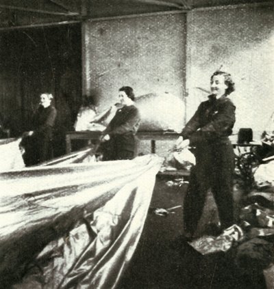 Reparando balões de barragem, c1943. de Cecil Beaton