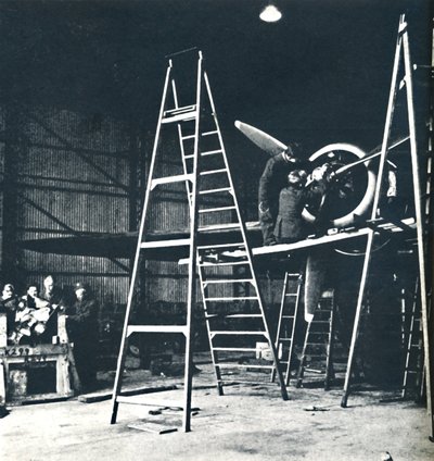 O trabalho das equipes de terra nunca termina, 1941 de Cecil Beaton