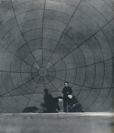 A web WAAFS trabalhando em um balão, 1941 de Cecil Beaton