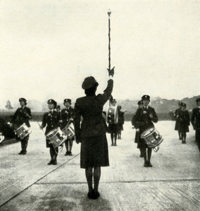 Banda WAAF na parada, c1943. de Cecil Beaton