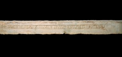 Arte Celta: "tributo às divindades" inscrição gravada em alfabeto celta (Ogham). da região de Come, Itália. Fim do 6º início do século V AC. Dim. 365x19x33 cm Como, Museo Civico Archeologico Paolo Giovio de Celtic