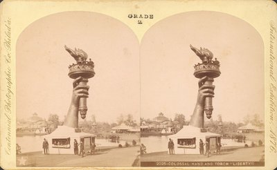 Colossal mão e tocha, Liberty, Centennial Exhibition, Philadelphia de Centennial Photographic Co.