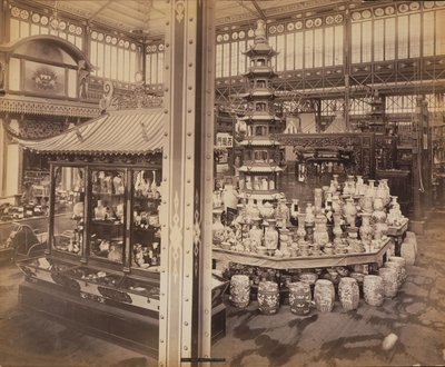 Vista do Tribunal Chinês, Edifício Principal, Exposição do Centenário, Filadélfia de Centennial Photographic Co.