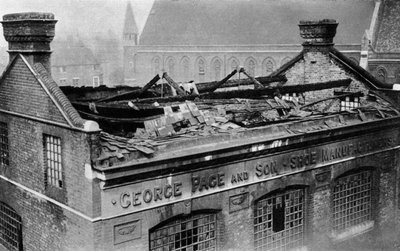 Dano causado no primeiro bombardeio em Londres, 1915 1937 de Central Press