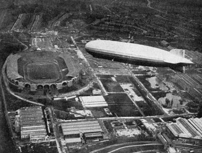 Dirigível alemão Graf Zeppelin que voa sobre Wembley durante o FA Cup Final, Londres, 1930. de Central Press